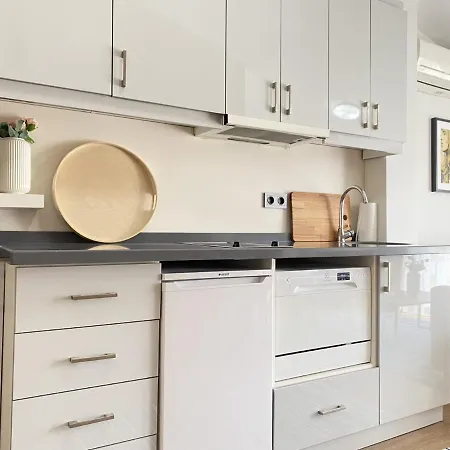 Flat W Terrace 10 Min To Citys Mall And Taksim דירה *